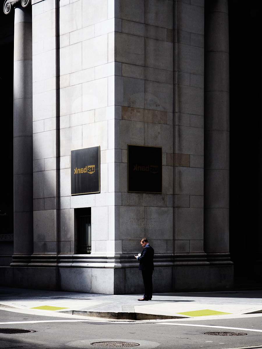 kalifornien man standing near road beside building during daytime usa